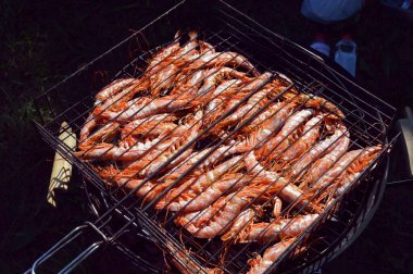 Langoustines ızgarada pişiyor..