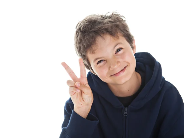 Cooler kleiner Junge gibt "Sieg" -Zeichen — Stockfoto