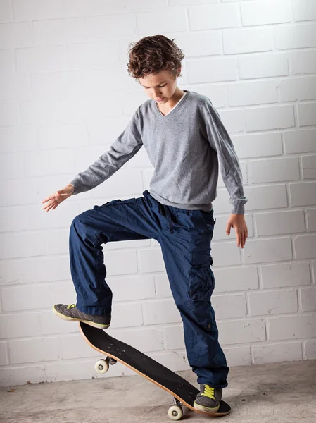 Cooler Junge auf seinem Skateboard — Stockfoto