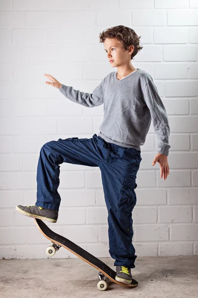 onun kaykay üzerinde serin çocuk