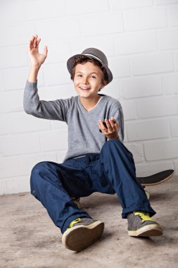 Cool çocuk sallayarak Selam!