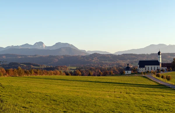 Kerk van wilparting van de bedevaart met Beierse Alpen in de backgr — Stockfoto