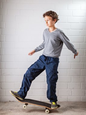 onun kaykay üzerinde serin çocuk