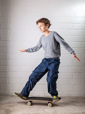 onun kaykay üzerinde serin çocuk