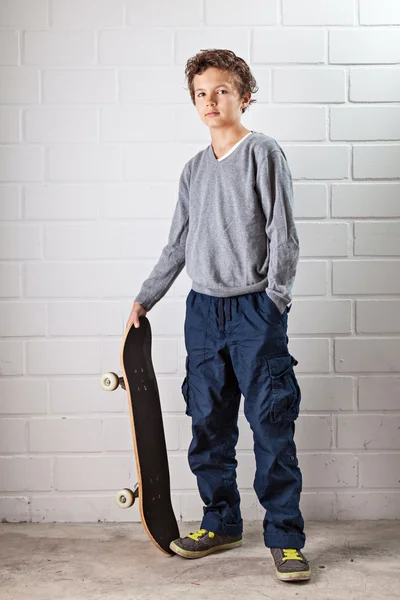 Fajny chłopak i jego skateboard — Zdjęcie stockowe