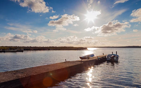 Bateaux de pêche sur une jetée à Gotland — Photo