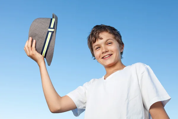 Adolescent beau garçon debout dehors contre un ciel bleu — Photo