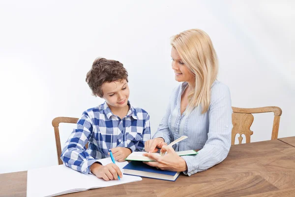 Mãe e filho estudando — Fotografia de Stock