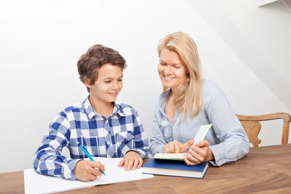 Mãe e filho estudando — Fotografia de Stock