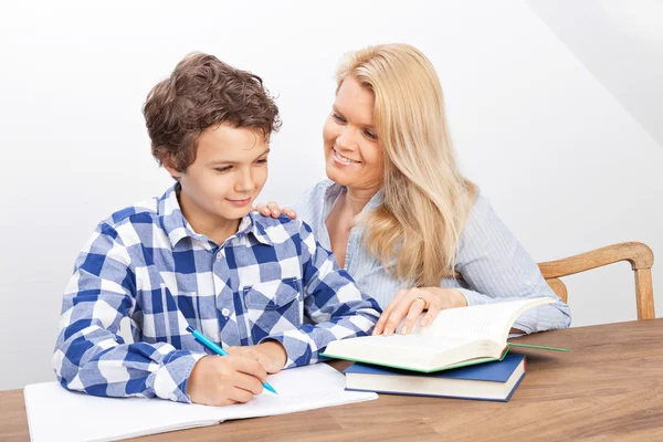 Mãe e filho estudando — Fotografia de Stock