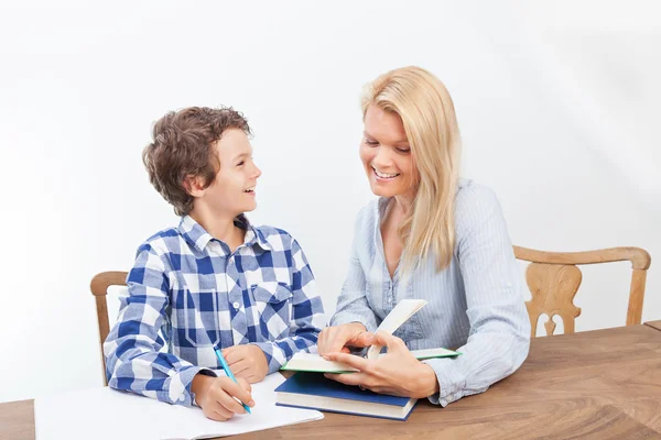 Moeder en zoon studeren Stockfoto