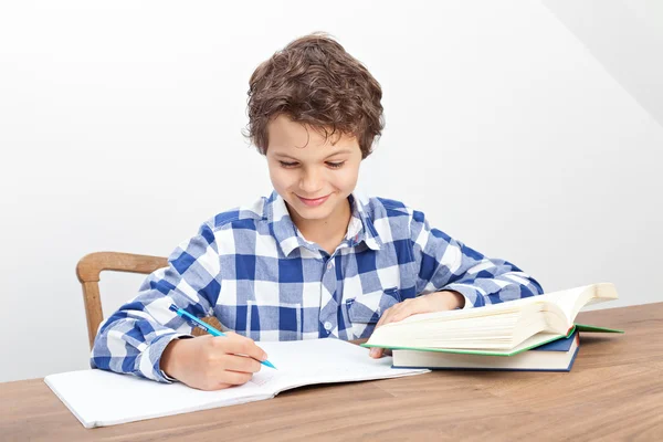 Bir çocuk ödevlerini yapıyor — Stok fotoğraf