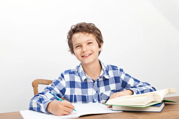 Un chico está haciendo su tarea. —  Fotos de Stock