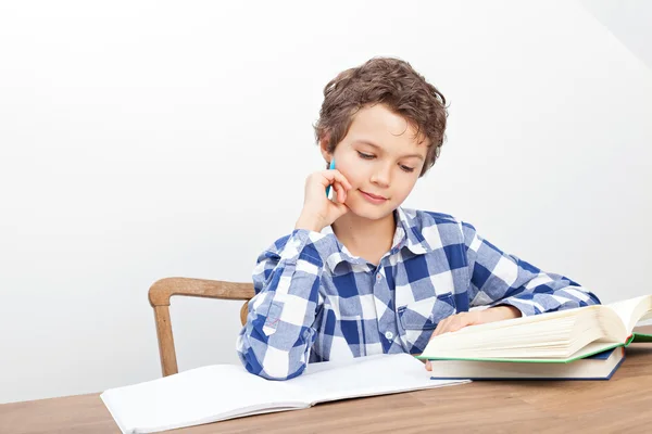 Een jongen is zijn huiswerk — Stockfoto