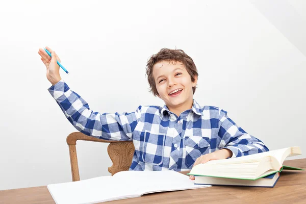 Bir çocuk ödevlerini yapıyor — Stok fotoğraf