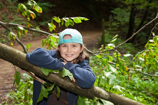 Menina feliz em uma floresta — Fotografia de Stock