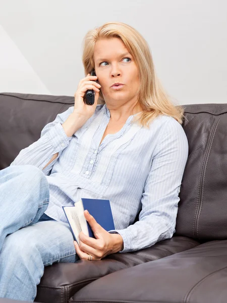 Kvinna pratar i telefon hemma — Stockfoto