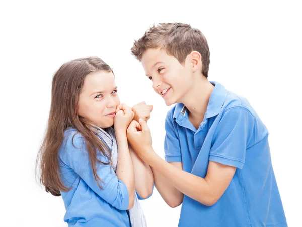 Broer en zus vechten — Stockfoto