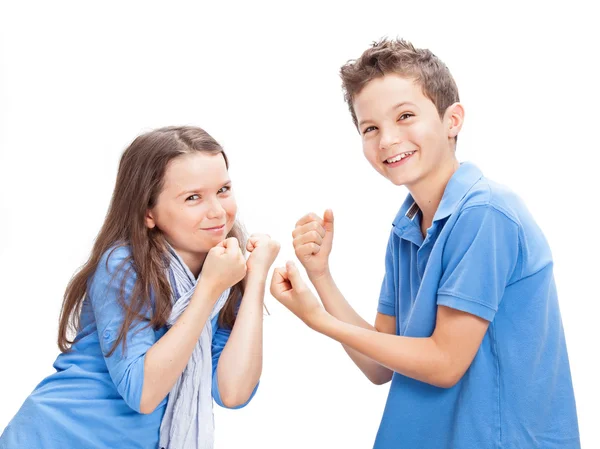 Hermano y hermana peleando — Foto de Stock