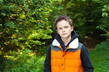 sevimli genç çocuk