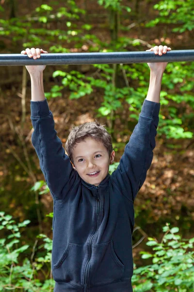 Charmiga tonårspojke — Stockfoto