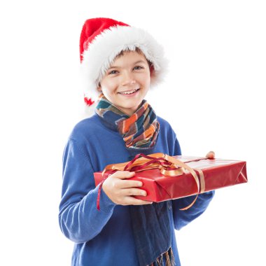 genç çocuk sevimli bir hediye düzenliyor