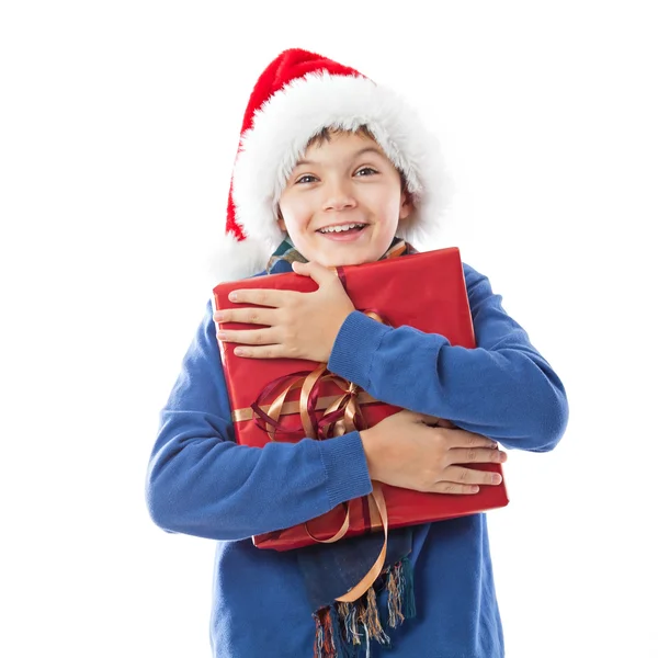 Affascinante ragazzo adolescente sta tenendo un regalo — Foto Stock