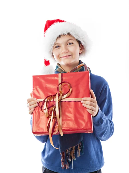 Affascinante ragazzo adolescente sta tenendo un regalo — Foto Stock