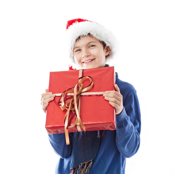 Affascinante ragazzo adolescente sta tenendo un regalo — Foto Stock