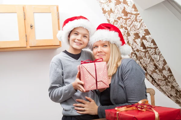 Mutter und Sohn und Weihnachtsgeschenke — Stockfoto