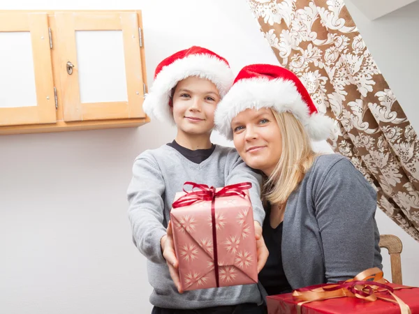 Anne ve oğlu ve Noel hediyeleri — Stok fotoğraf