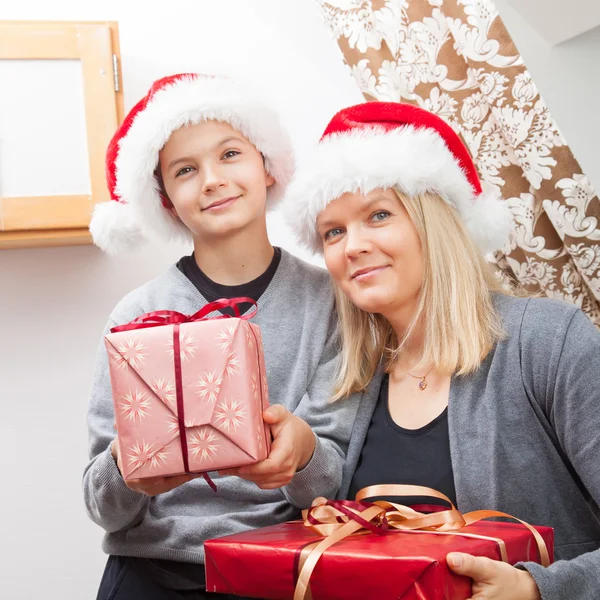 Moeder en zoon en Kerst presenteert — Stockfoto