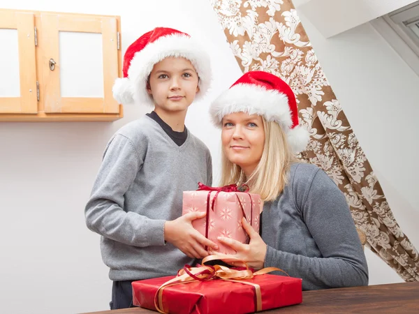 Anne ve oğlu ve Noel hediyeleri — Stok fotoğraf