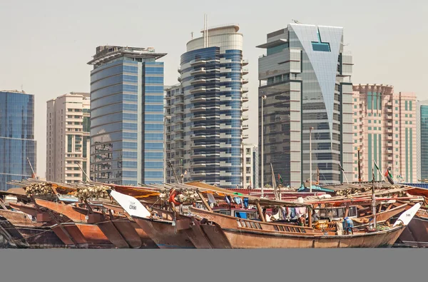 迪拜与多彩独桅三角帆船 — 图库照片