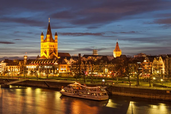 Rhen i Köln med stor St martin kyrkan på natten — Stockfoto