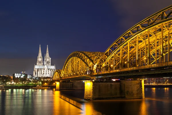 Catedral de Colônia com a ponte de Hohenzollern à noite — Fotografia de Stock