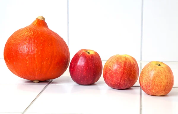 南瓜和三个苹果 — 图库照片