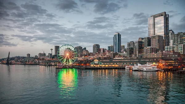 Skyline di Seattle la sera — Foto Stock