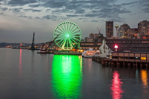 Skyline van seattle in de avond — Stockfoto