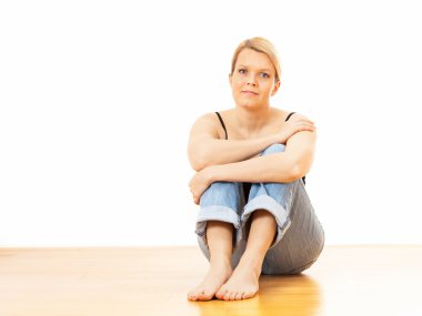 oturan sarışın kadın