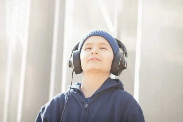 Niño con auriculares en look vintage —  Fotos de Stock