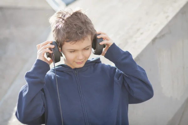 Menino com fones de ouvido no look vintage — Fotografia de Stock