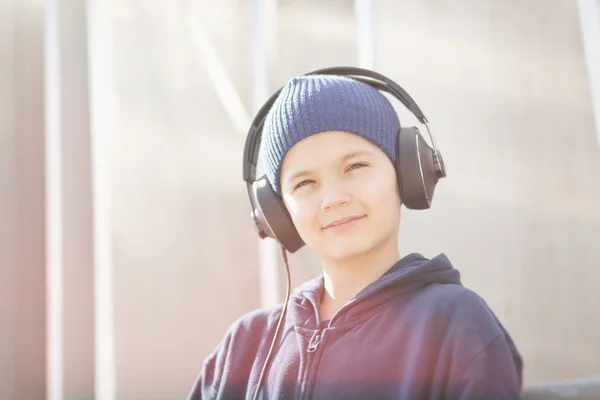 Menino com fones de ouvido no look vintage — Fotografia de Stock