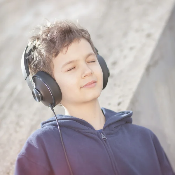 ヴィンテージのヘッドフォンで若い男の子を見てください。 — ストック写真