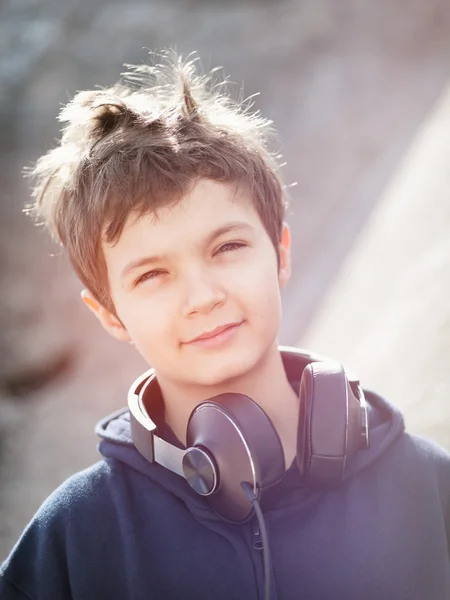 Kleiner Junge mit Kopfhörern im Vintage-Look — Stockfoto