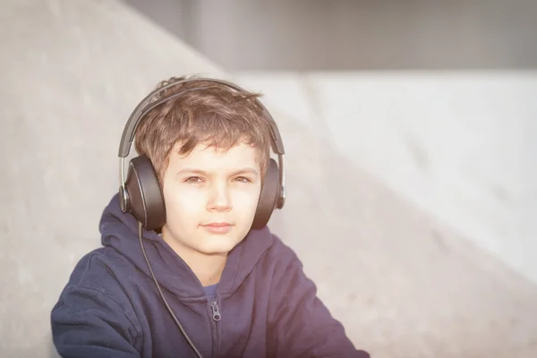 Menino com fones de ouvido no look vintage — Fotografia de Stock