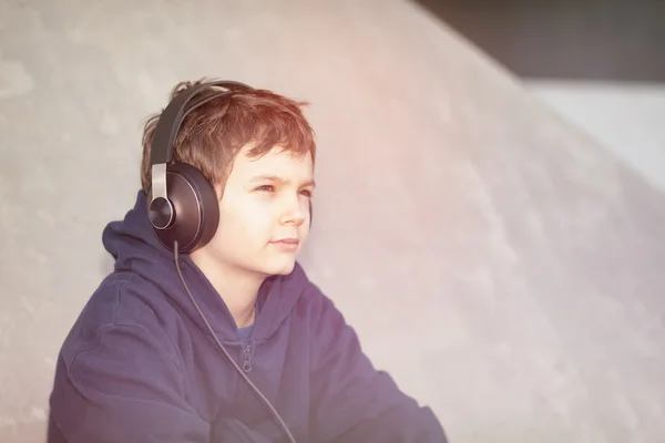 Menino com fones de ouvido no look vintage — Fotografia de Stock