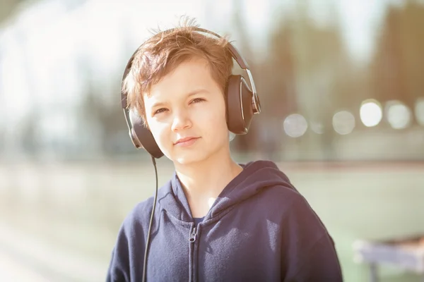 Ung pojke med hörlurar i vintage titta — Stockfoto