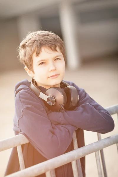 Niño con auriculares en look vintage — Foto de Stock