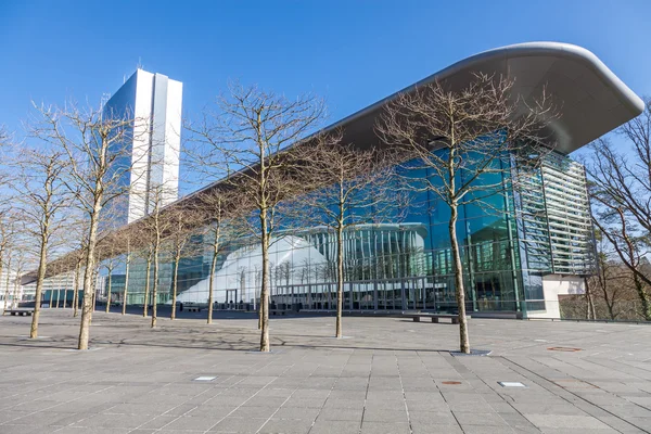 Kantoorgebouw in Luxemburg met reflectie — Stockfoto